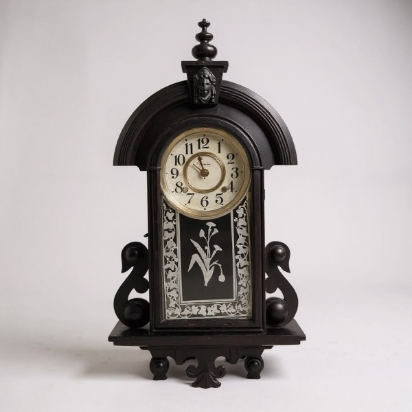 Relógio de parede de origem americana, marca Ansonia Clock Co., em caixa de madeira com porta envidraçada decorada em pintura floral, mostrador com numerais arábicos e pêndulo interno. Comprimento: 65