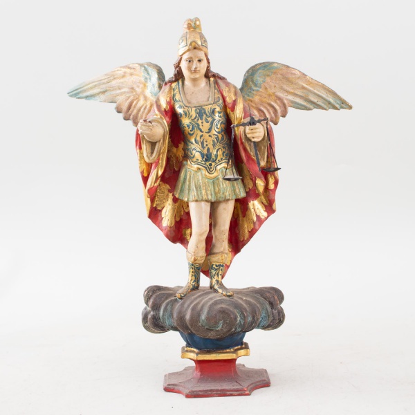 Escultura representando o Arcanjo São Miguel, em madeira entalhada e policromada, com vestes douradas e policromia em tons de vermelho, azul e verde, sobre base escalonada. Altura: 30 cm. Apresenta pe