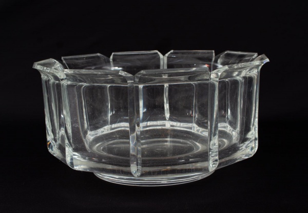 Centro de mesa em cristal incolor, de corpo facetado em gomos, com borda recortada. Altura: 15 cm. Apresenta marcas de uso e desgastes compatíveis com o tempo.