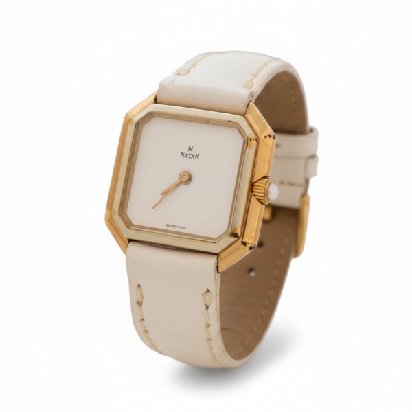 Relógio de pulso Natan Swiss Made, caixa retangular dourada, mostrador branco, pulseira em couro branco e movimento a quartzo. Diâmetro da caixa: 22 mm. Não testado. Apresenta marcas de uso, desgastes