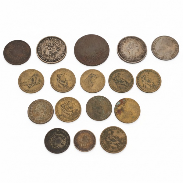 Lote composto por 17 moedas de colecionismo, nacionais e estrangeiras, incluindo exemplares do Brasil Império e República, destacando-se moeda de 2.000 réis Ordem e Progresso, moedas de 1.000 réis, 10