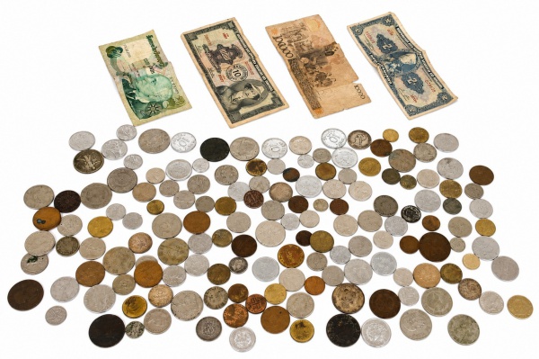 Lote de colecionismo composto por expressivo conjunto de moedas e cédulas nacionais e estrangeiras, reunindo exemplares de diferentes países, épocas, metais, valores e diâmetros, incluindo moedas do B