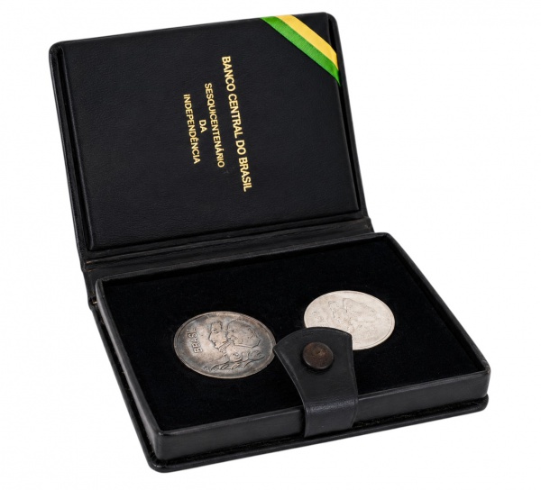 Conjunto comemorativo oficial do Banco Central do Brasil para o Sesquicentenário da Independência do Brasil (18221972), em estojo original de couro preto com fita nas cores nacionais, contendo duas mo