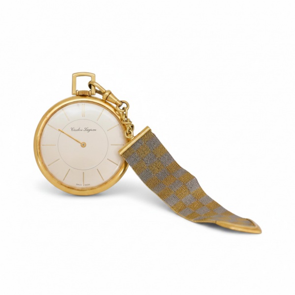 Relógio de bolso savonette em ouro amarelo 18k da marca suíça Credos-Lugran, com mostrador prateado assinado, índices em traços, coroa de corda no topo, acompanhado de corrente de elos e lingueta teci