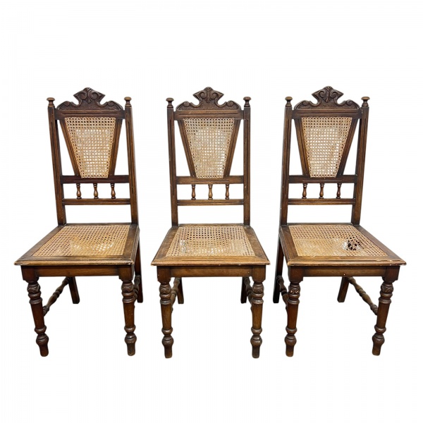 Lote com 3 cadeiras estilo colonial brasileiro/português em madeira nobre, com espaldar trabalhado e assento estofado, medindo cada uma 108 cm de altura, 44 cm de profundidade e 45 cm de largura, apre