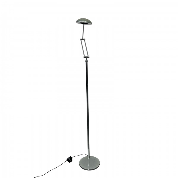 Luminária de piso articulada em metal com acabamento na cor grafite, haste regulável, cúpula direcionável e acionamento por interruptor no cabo, apresentando marcas de uso e vendida no estado, sem tes