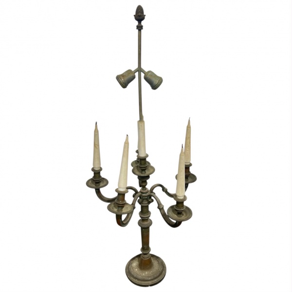 Candelabro de mesa eletrificado para cinco luzes, em metal com acabamento em pátina, hastes curvas, castiçais simulando velas e ornamento superior, medindo 90 cm de altura, apresentando marcas do temp
