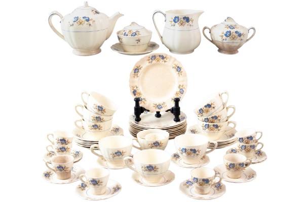 Conjunto de chá em louça inglesa j&g meakin decoração jacobean ware com motivos florais em tons de azul e dourado composto por 10 xícaras de chá com pires 9 xícaras de café com pires 1 leiteira 1 açuc