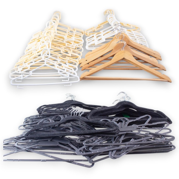 Conjunto de 90 cabides para vestuário, composto por 45 unidades em polímero preto da marca 5àsec, 38 exemplares aveludados na cor preta e 7 unidades em madeira natural, medindo os maiores 89 cm de alt