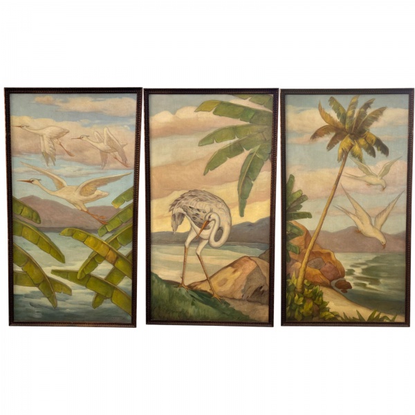 Conjunto composto por três quadros em óleo sobre tela representando paisagem tropical com aves em voo e em repouso, vegetação com folhas de bananeira e palmeira, e curso dágua ao fundo, formando compo