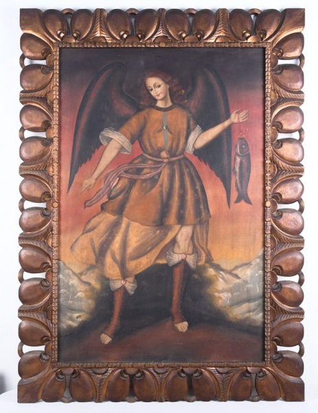 Quadro óleo sobre tela de escola cusquenha, representando figura angelical segurando peixe, característico do estilo barroco andino, com moldura entalhada em madeira ricamente trabalhada, medindo 115