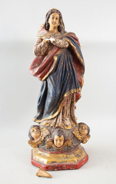 Imagem sacra representando Nossa Senhora da Conceição, em gesso policromado com detalhes dourados, mãos postas em oração, manto azul com forro vermelho e túnica clara, apoiada sobre base com cabeças d