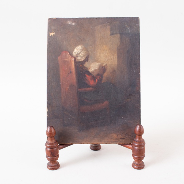 Godfried Schalcken - Quadro em óleo sobre placa, representando figura feminina sentada em cadeira em cena de interior, trajando vestes em tons escuros e touca clara, lendo um livro; composição em pale
