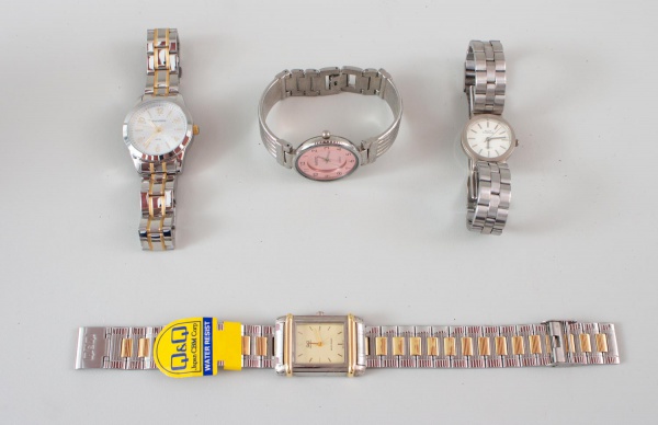 Lote contendo 4 relógios de pulso femininos, com caixas e pulseiras em metal, incluindo exemplares das marcas Mondaine, Swatch e Cosmos, modelos analógicos, não testados, apresentando sinais de uso e