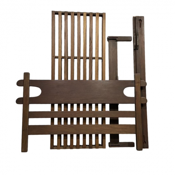 Cama em madeira maciça, com desenho moderno de linhas retas e ripado em madeira, em bom estado de conservação. Medidas aproximadas montada: 98 x 198 cm. Com 2 estrados.