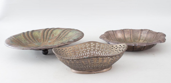 Lote composto por três centro de mesa/ fruteiras em metal, em diferentes modelos, diâmetro da maior: 30 cm, apresentando oxidação, desgastes e marcas de uso compatíveis com o tempo.
