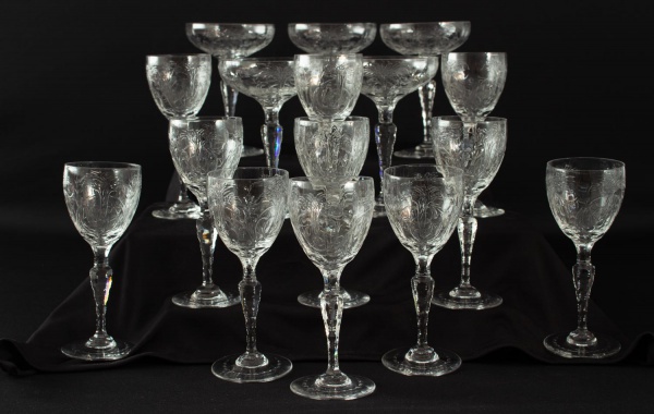 Conjunto em cristal europeu do século XIX, composto por 16 taças, sendo 11 para vinho branco e 5 para champanhe, com rica decoração gravada, altura: 15 cm,