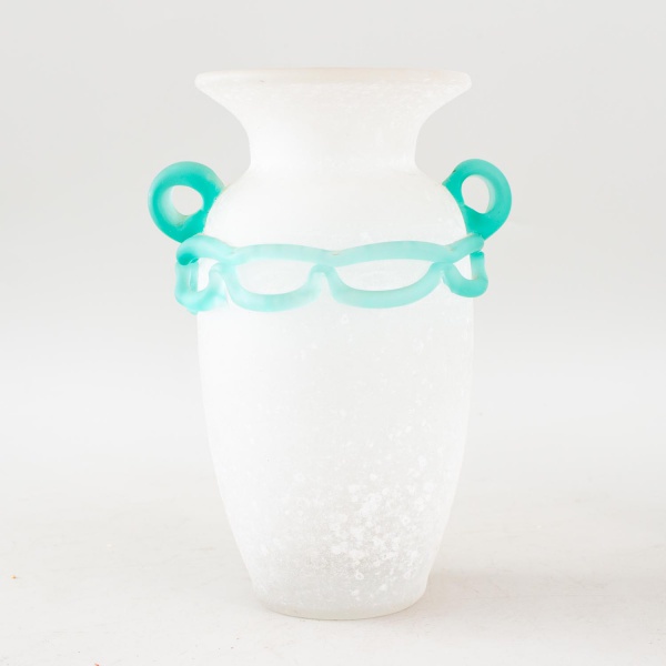 Vaso em vidro artístico de Murano, com corpo em vidro branco texturizado e aplicações em vidro verde translúcido, altura: 24 cm, largura: 16 cm, apresentando marcas de uso compatíveis com o tempo.