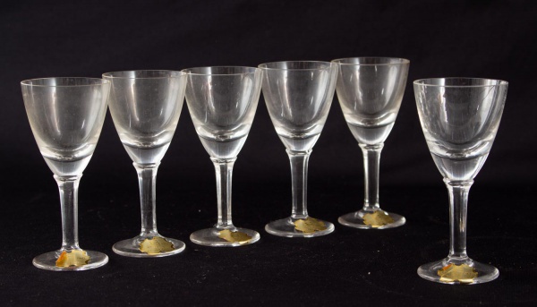 Conjunto com seis taças em cristal Hering, teor 24% PbO, altura: 10 cm, apresentando marcas de uso compatíveis com o tempo.