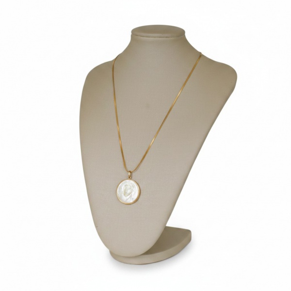 Corrente com pingente em ouro 18K, composta por corrente de malha tipo espinha de peixe e medalhão circular com representação de Cristo em madrepérola esculpida em relevo, peso total 5,84 g, com marca