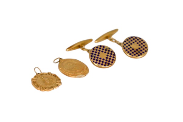Lote composto por par de abotoaduras e dois pingentes religiosos em ouro 18K, sendo as abotoaduras de formato circular com decoração esmaltada em padrão quadriculado azul e dourado, um pingente com re