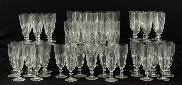 Lote composto por 58 taças em cristal lapidado em gomos facetas, medindo 16 cm de altura, apresentando marcas de uso compatíveis com o tempo.