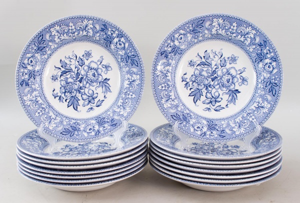 Lote com 16 pratos fundos em porcelana inglesa Westminster by Wood & Sons, decorados em policromia azul com motivos florais, medindo 23 cm de diâmetro, apresentando marcas de uso compatíveis com o tem