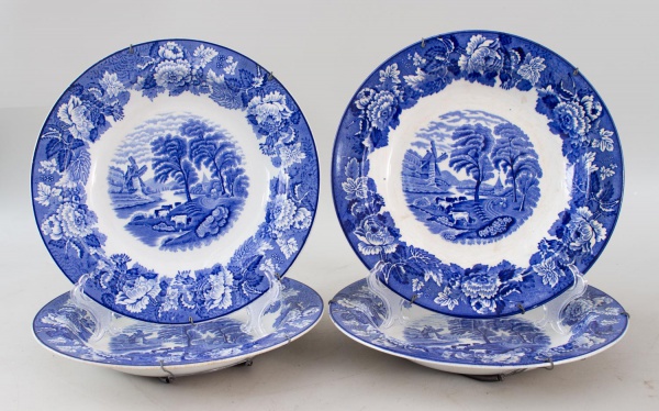 Lote com 4 pratos fundos em porcelana inglesa Woods Ware English Scenery, decorados em policromia azul com cena campestre e motivos florais, medindo 23 cm de diâmetro, acompanhando suportes metálicos