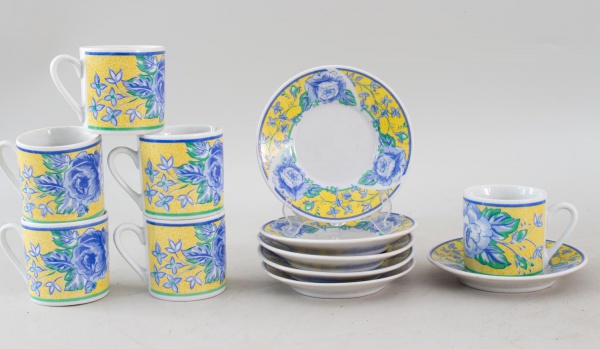Conjunto para café em porcelana World Collection, composto por 6 xícaras com 6 pires, decorado com motivos florais em policromia nas cores azul, amarelo e verde, medindo as xícaras 6 cm de altura, apr