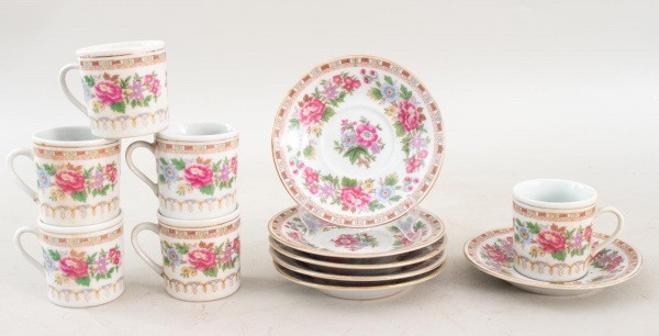 Conjunto para café em porcelana chinesa, composto por 6 xícaras com 6 pires, decorado com motivos florais em policromia e frisos dourados, medindo as xícaras 6 cm de altura, apresentando marcas de uso