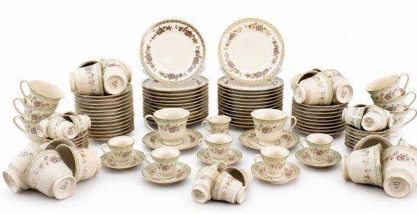 Aparelho de café e chá em porcelana Ivory China by Porcelana Schmidt, composto por 18 xícaras de café com pires, 24 xícaras de chá com pires e 25 pratos de pão, decorado com motivos florais em policro