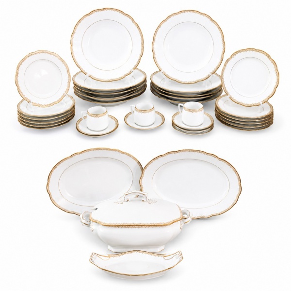 Aparelho de jantar incompleto em porcelana C. Mielow, decoração em branco com delicados frisos e ornamentos dourados nas bordas, composto por 2 travessas medindo 36 x 25 cm, 1 travessa pequena, 1 sope