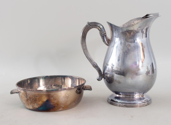 Lote composto por cremeira e açucareiro em metal espessurado a prata da marca Sopril Wolff, de corpo liso com alças moldadas, medindo a maior 22 cm de altura, apresentando marcas de uso, riscos superf