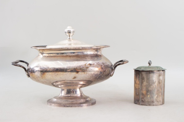 Lote composto por sopeira com tampa da marca Sheffield Plate e recipiente com tampa em metal espessurado a prata, medindo a maior 26 cm de altura, apresentando marcas de uso, oxidação, desgastes e mar