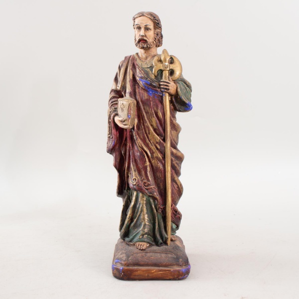 Escultura sacra em gesso policromado representando São Judas Tadeu, portando livro e báculo, com inscrição identificadora na base, medindo 30 cm de altura, apresentando desgastes na policromia e marca