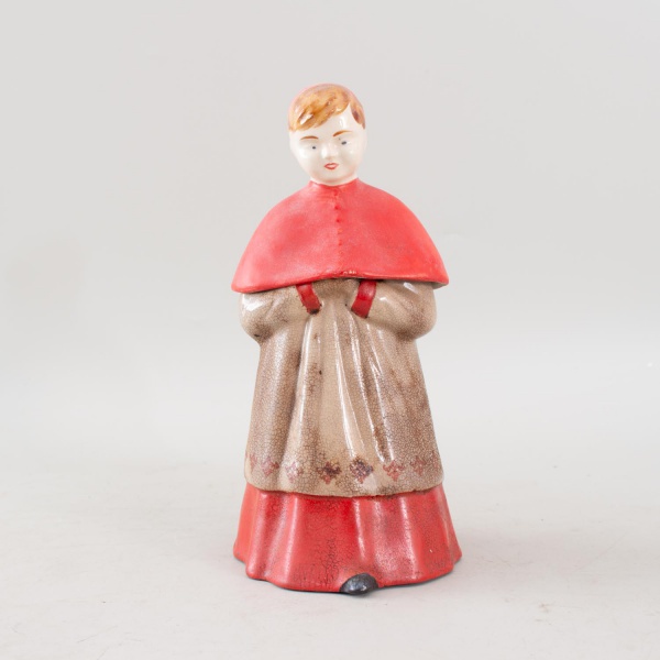 Garrafa para licor francesa da manufatura Révol, modelada em porcelana policromada representando coroinha cantor de coral em tons de vermelho, com tampa integrada em forma de cabeça, medindo 25 cm de