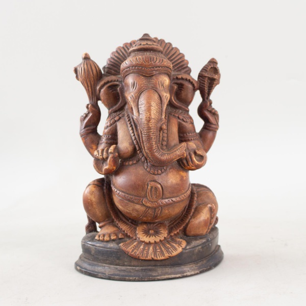 Escultura representando o deus hindu Ganesha, possivelmente de origem indiana, região de Jaipur, esculpida em madeira Kadam maciça, ricamente trabalhada com quatro braços e ornamentação detalhada, sím