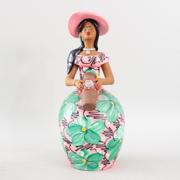 Estátua artesanal nordestina representando a tradicional boneca namoradeira, em cerâmica policromada com pintura em cores vivas, medindo 33 cm de altura, apresentando marcas de uso compatíveis com a c