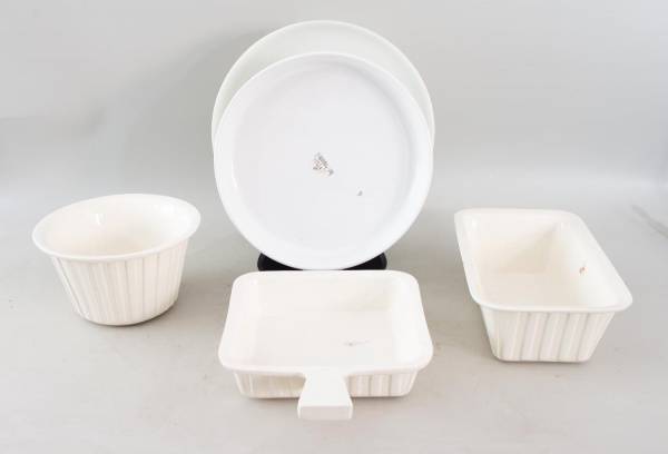 Conjunto com 5 peças em cerâmica esmaltada pirostática para forno e fogão, marca Serena USA, composto por peças de tamanhos e formatos diversos, apresentando marcas de uso compatíveis com a conservaçã
