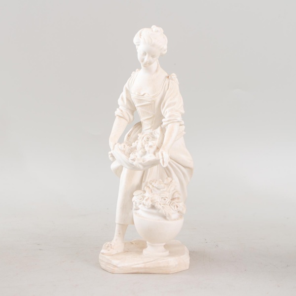 Escultura em porcelana biscuit representando camponesa francesa com cesto e recipiente para flores, em estilo Sèvres do século XIX, medindo 25 cm de altura, apresentando rica modelagem e marcas do tem