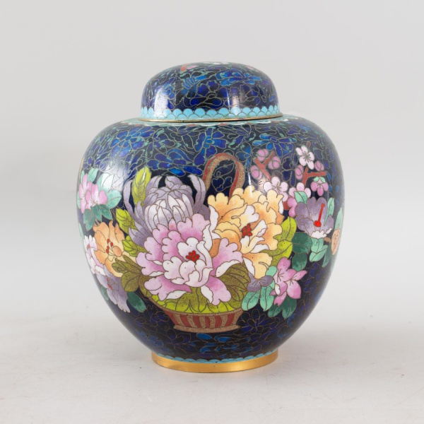 Potiche chinês para gengibre em metal cloisonné, com tampa, ricamente decorado com motivos florais policromados sobre fundo azul, medindo 23 cm de altura, apresentando acabamento esmaltado e marcas de