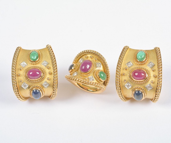 Par de brincos e anel em ouro 18K, peso total 38,1 g, modelo abotoadura com gemas cabochão nas cores vermelho, verde e azul, possivelmente rubi, esmeralda e safira, intercaladas por pequenos diamantes