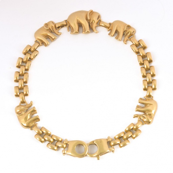 Pulseira em ouro 18K, peso 15,1 g e comprimento de 18,5 cm, composta por elos articulados intercalados por elementos decorativos em formato de elefantes estilizados. Fecho tipo lagosta marcado 750. Pe