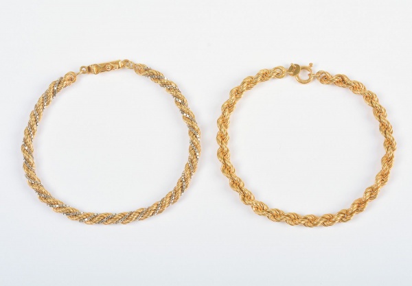 HStern- Par de pulseiras em ouro 18K, ambas com contraste 750, modelo corda torcida com acabamento polido e detalhes em ouro branco intercalados. A maior mede 20,2 cm e apresenta um fio de ouro ligeir