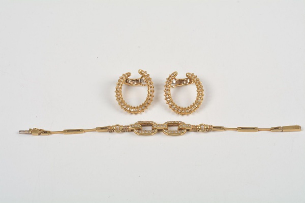 Conjunto em ouro 18K (750), composto por pulseira e par de brincos com acabamento polido e cravação de pequenas pedras brilhantes. Pulseira medindo 16,5 cm de comprimento, com elos retangulares e ovai