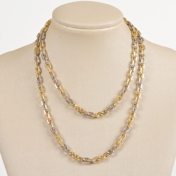 Colar em ouro 18K bicolor, peso 65,6 g e comprimento aberto de 69 cm. Elos alongados em tons de ouro amarelo e branco, formando composição sofisticada e versátil. Fecho tipo lingueta com trava de segu