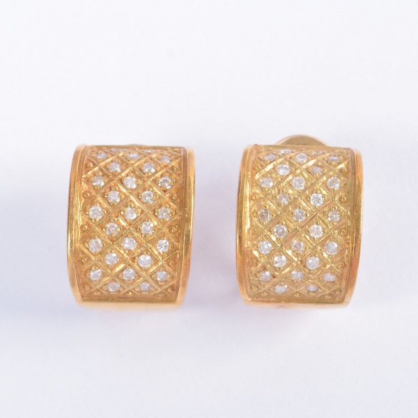 Par de brincos em ouro 18K, formato abaulado com aplicação de diamantes em padrão losangular, fecho de segurança tipo omega. Peso total: 12,8 g.