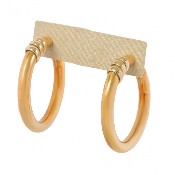 Par de brincos em ouro amarelo 18K com detalhes em ouro branco, peso total: 12,5 g. Modelo argola espessa com acabamento polido e aplicações em espiral na parte superior, resultando em visual elegante