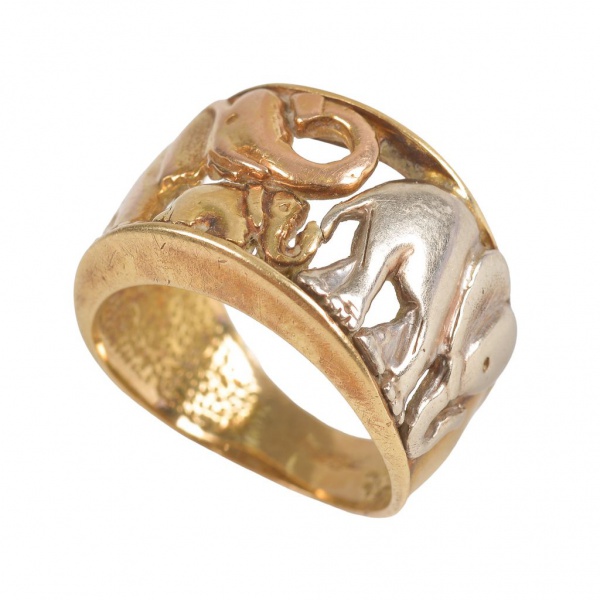 Anel em ouro amarelo 18K com design vazado representando elefantes estilizados em relevo. Peso: 7,7 g. Aro: 16. Peça artesanal de caráter simbólico, associada à sorte e proteção, com acabamento polido