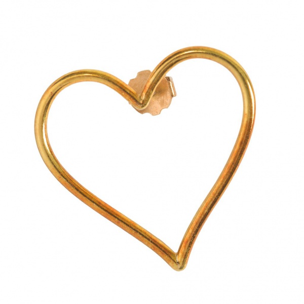Brinco unitário em formato de coração vazado, confeccionado em ouro amarelo 18K, peso: 2 g. Design moderno e minimalista, com estrutura delicada e fecho de pino, ideal para uso individual ou composiçã
